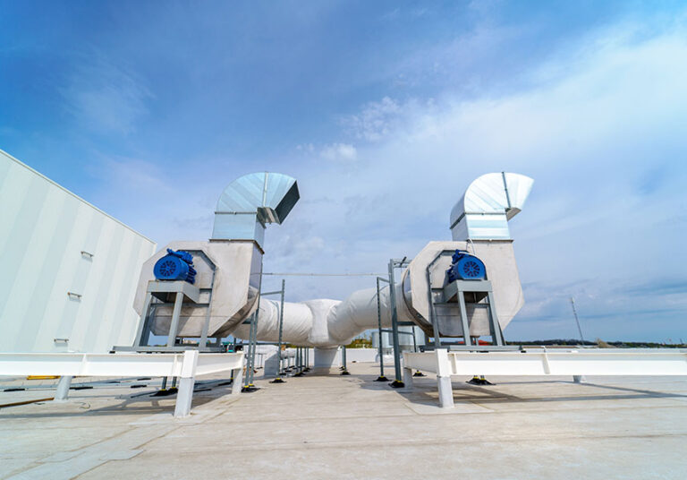 Air For All Lüftungssysteme Erklärung - Lüftungssysteme Beispielbild zu innovativen Partner für Reinraumsysteme und Lüftungssysteme. Mehrere Lüftungsrohre draußen auf einem Dach.