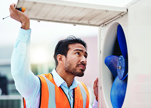 Air For All Lüftungssysteme - Einblick zu innovativen Partner für Reinraumsysteme und Lüftungssysteme. Beispielhafte Darstellung Lüftungssystem, Person steht draußen und schaut sich das System an.