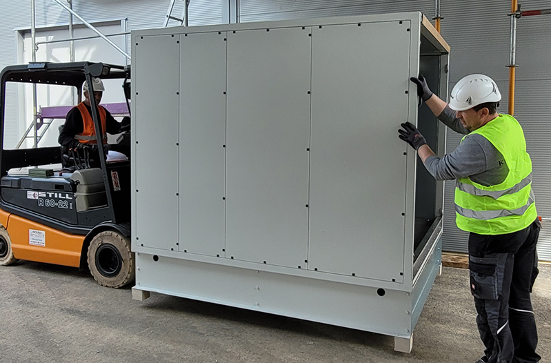Air For All Karriere - Karriere bei innovativen Partner für Reinraumsysteme und Lüftungssysteme. Zwei Personen bewegen Reinraumsystem.
