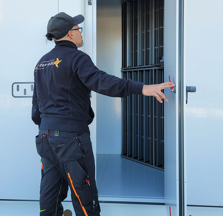 Air For All Slider Kundenkontakt - Kontakt zu innovativen Partner für Reinraumsysteme und Lüftungssysteme. Person geht in ein Gebäude von Air For All rein